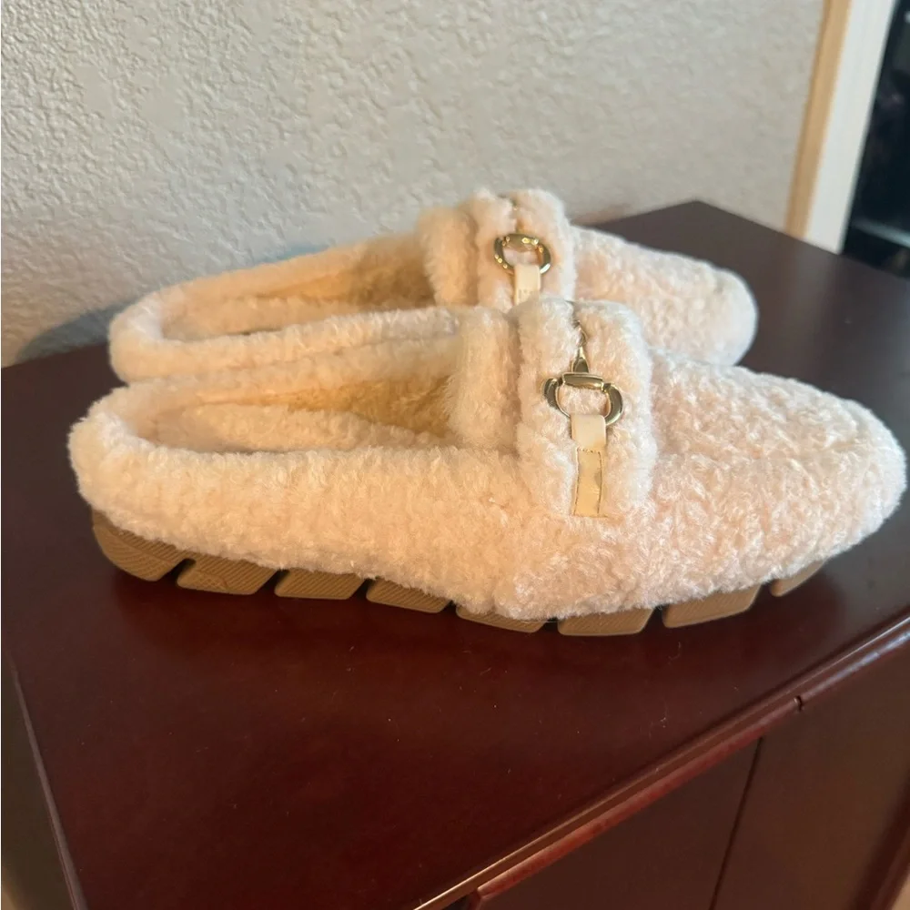 NWOT MIA Cream Fuzzy Slippers with Tan Soles - Picture 4 of 6